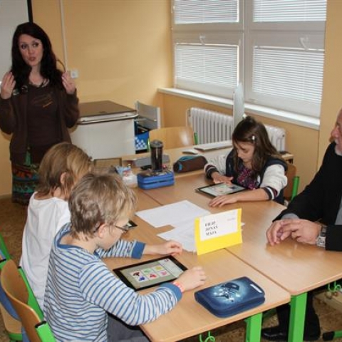 Školáci z Prahy 13 dostali díky uspořené energii audiovizuální učebnu a interaktivní tabule